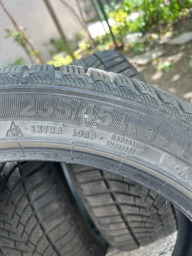 Гуми Зимни 235/45R19, снимка 4 - Гуми и джанти - 47652798