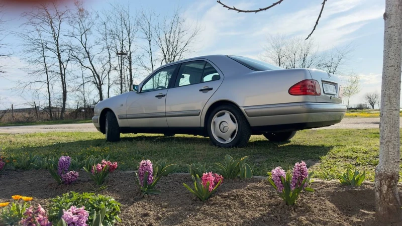 Mercedes-Benz E 320 3.2 benzin, снимка 3 - Автомобили и джипове - 47267987