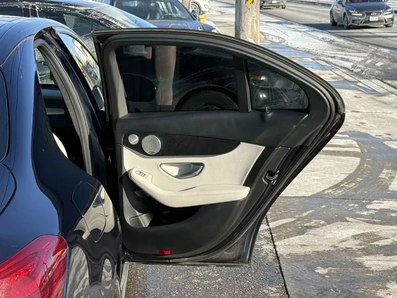 Mercedes-Benz C 300 AMG-pkg* Night-pkg* Burmester* Keyless* Camera* Am, снимка 17 - Автомобили и джипове - 53190873