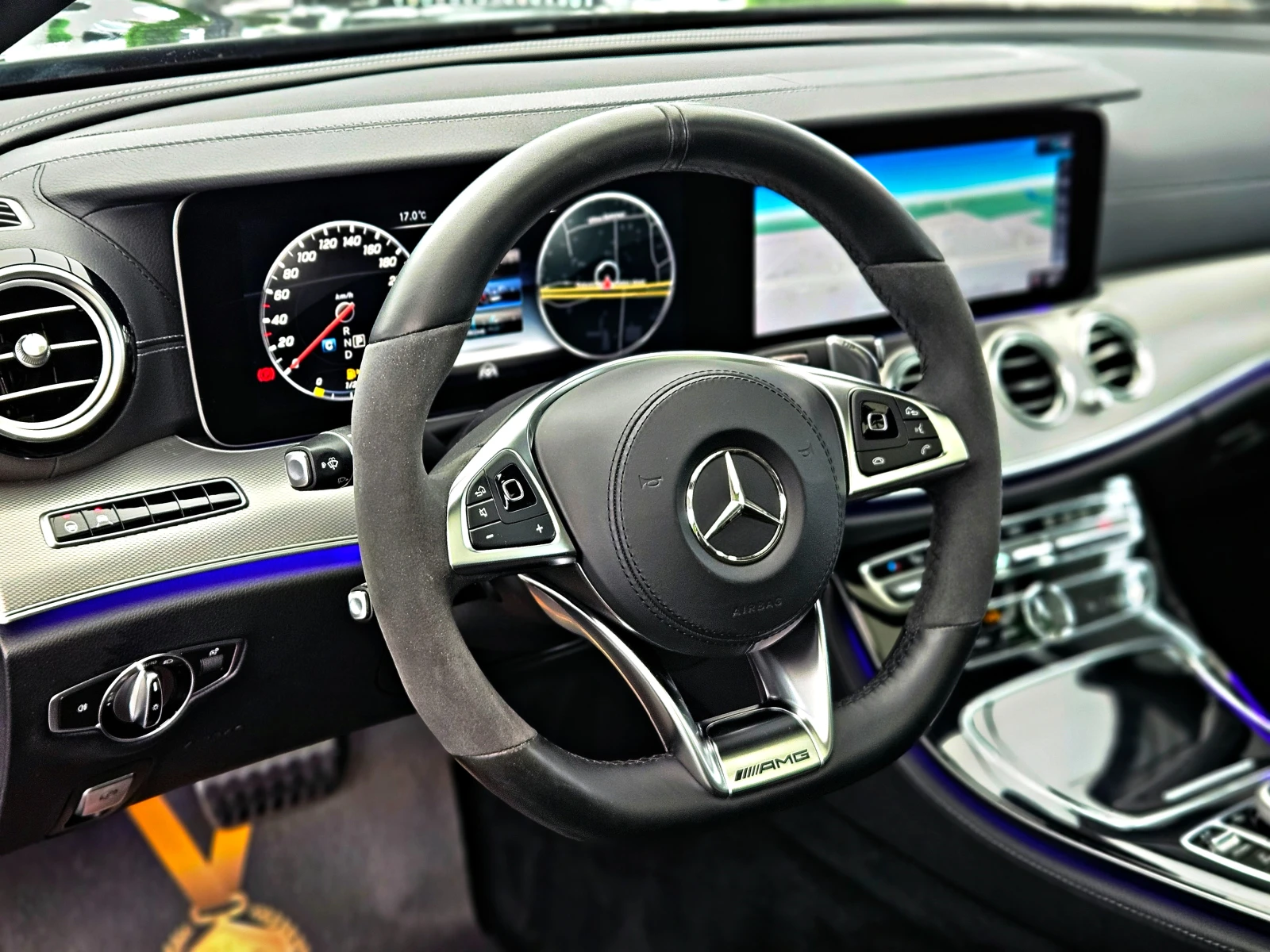 Mercedes-Benz E 350 AMG/DIGITAL/360CAM/DISTR/CAR PLAY/PANO/AMBIENT/LIZ, снимка 10 - Автомобили и джипове - 54641772