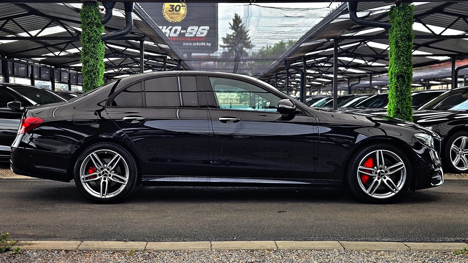 Mercedes-Benz E 350 AMG/DIGITAL/360CAM/DISTR/CAR PLAY/PANO/AMBIENT/LIZ, снимка 4 - Автомобили и джипове - 54641772
