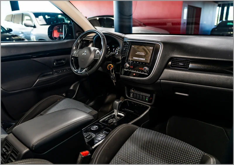 Mitsubishi Outlander 2.4* AWD, снимка 15 - Автомобили и джипове - 51564255