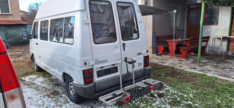 Кемпер Renault Trafic Като Нов 2.2 Бензин, снимка 4 - Каравани и кемпери - 48081052