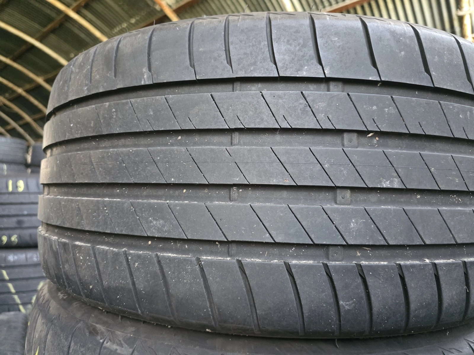 Гуми Летни 235/35R19, снимка 4 - Гуми и джанти - 56716336