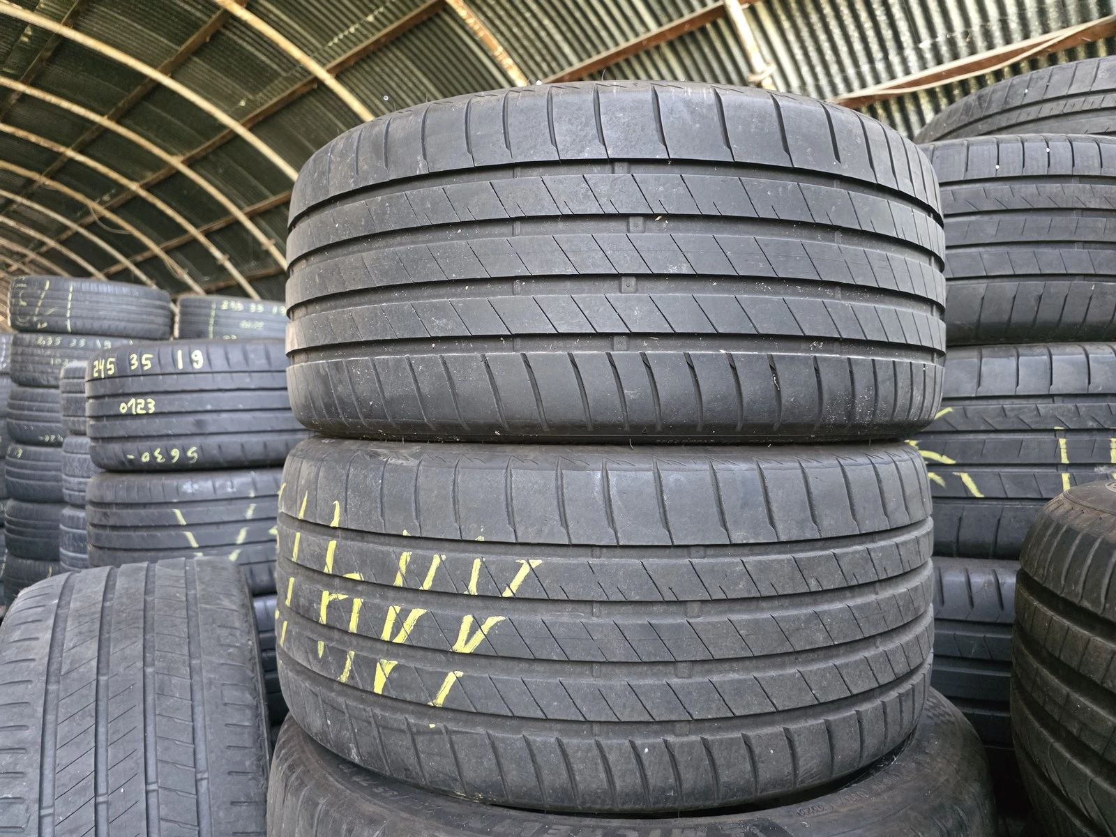 Гуми Летни 235/35R19, снимка 3 - Гуми и джанти - 56716336