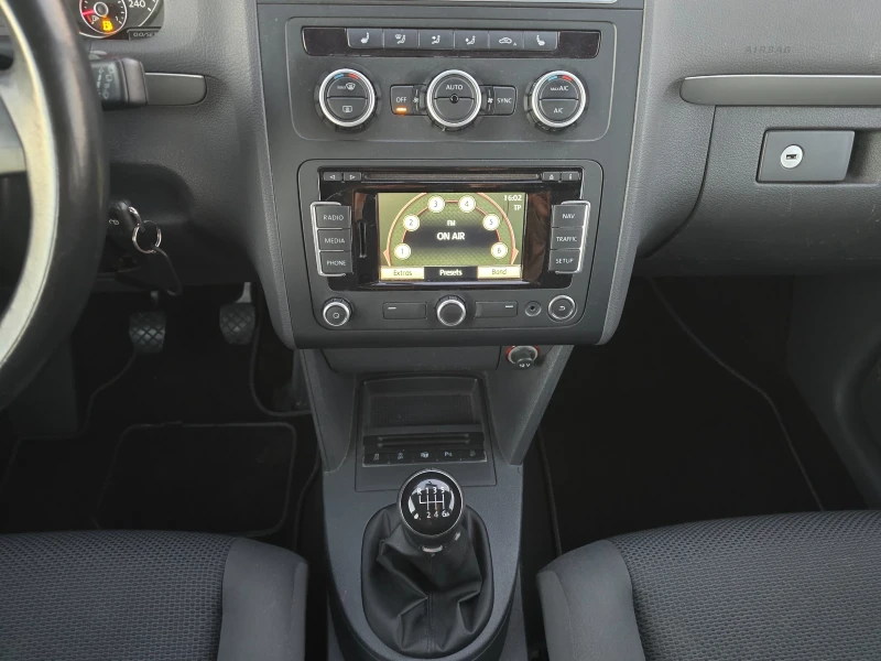 VW Touran 1.6TDI 105кс 2014 г ЕВРО 5, снимка 14 - Автомобили и джипове - 52771969