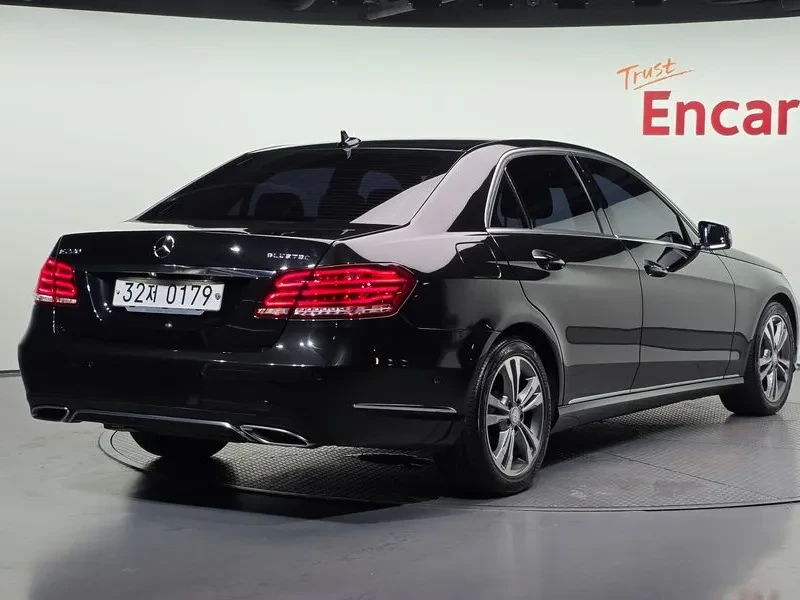 Mercedes-Benz E 220 Avantgarde - САМО 30% АВАНС, снимка 2 - Автомобили и джипове - 55429305