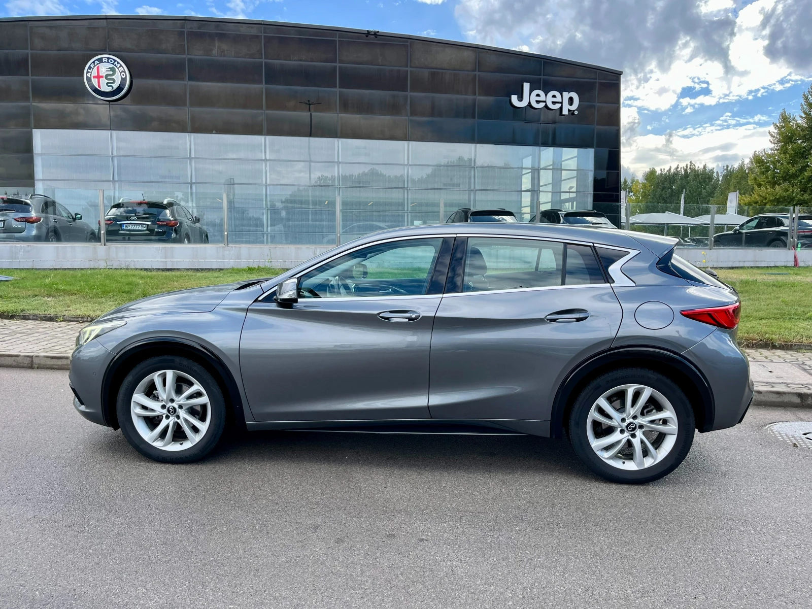 Infiniti Q30 1.6 LUXE 2WD - изображение 7