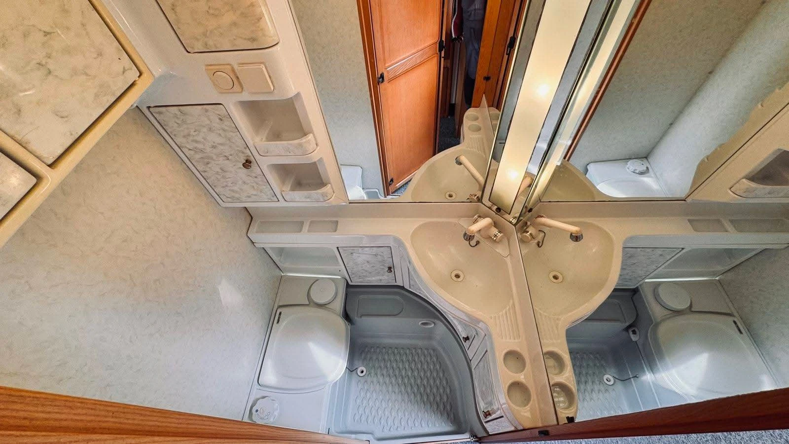 Каравана Hobby Пет местна , снимка 7 - Каравани и кемпери - 53937054