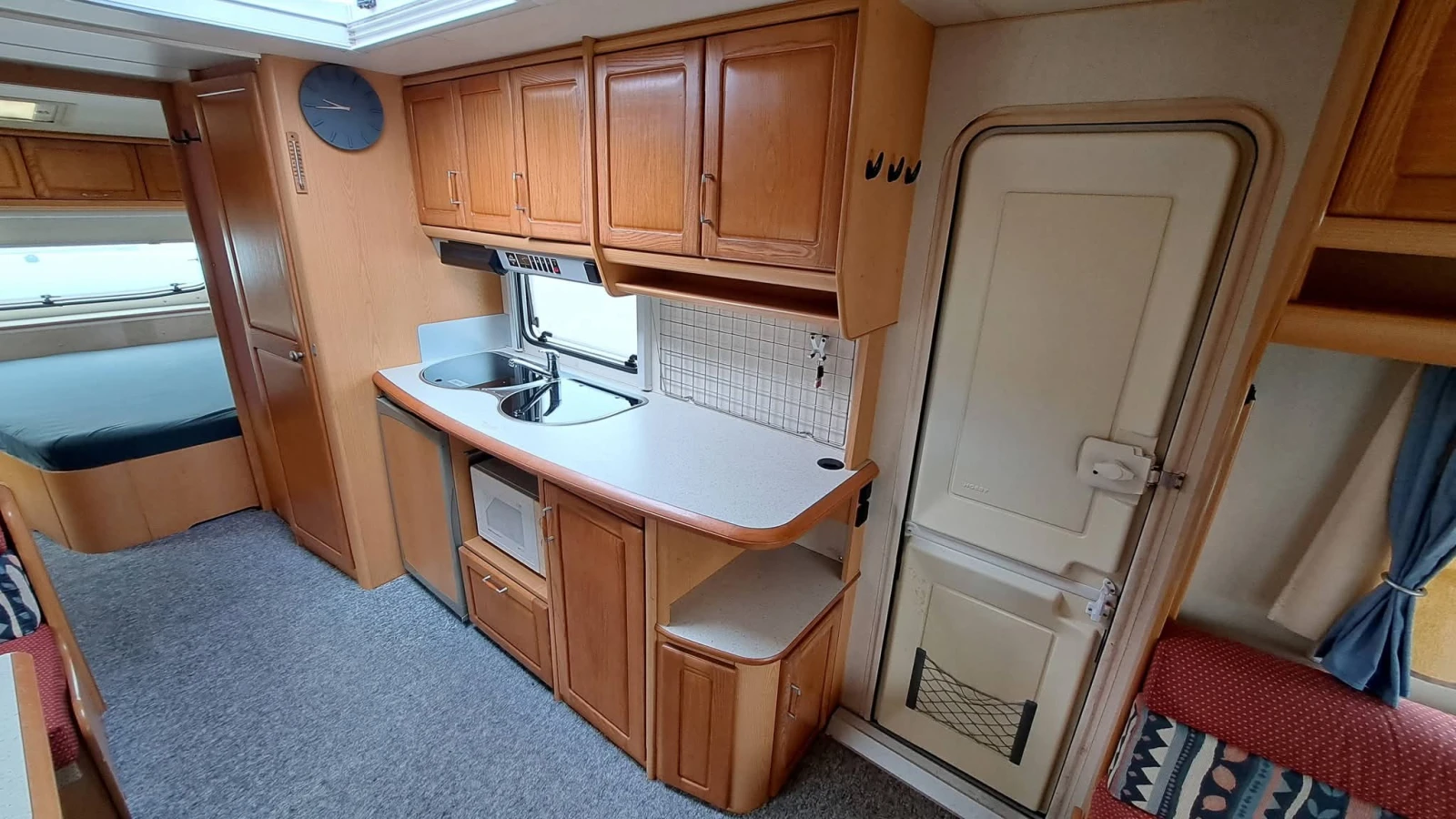 Каравана Hobby Пет местна , снимка 5 - Каравани и кемпери - 53937054