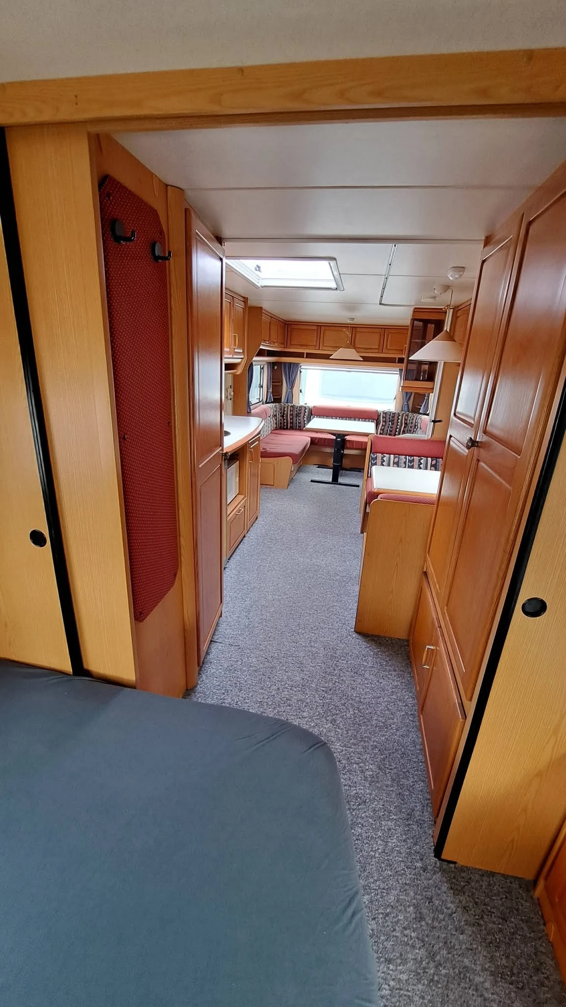 Каравана Hobby Пет местна , снимка 9 - Каравани и кемпери - 53937054