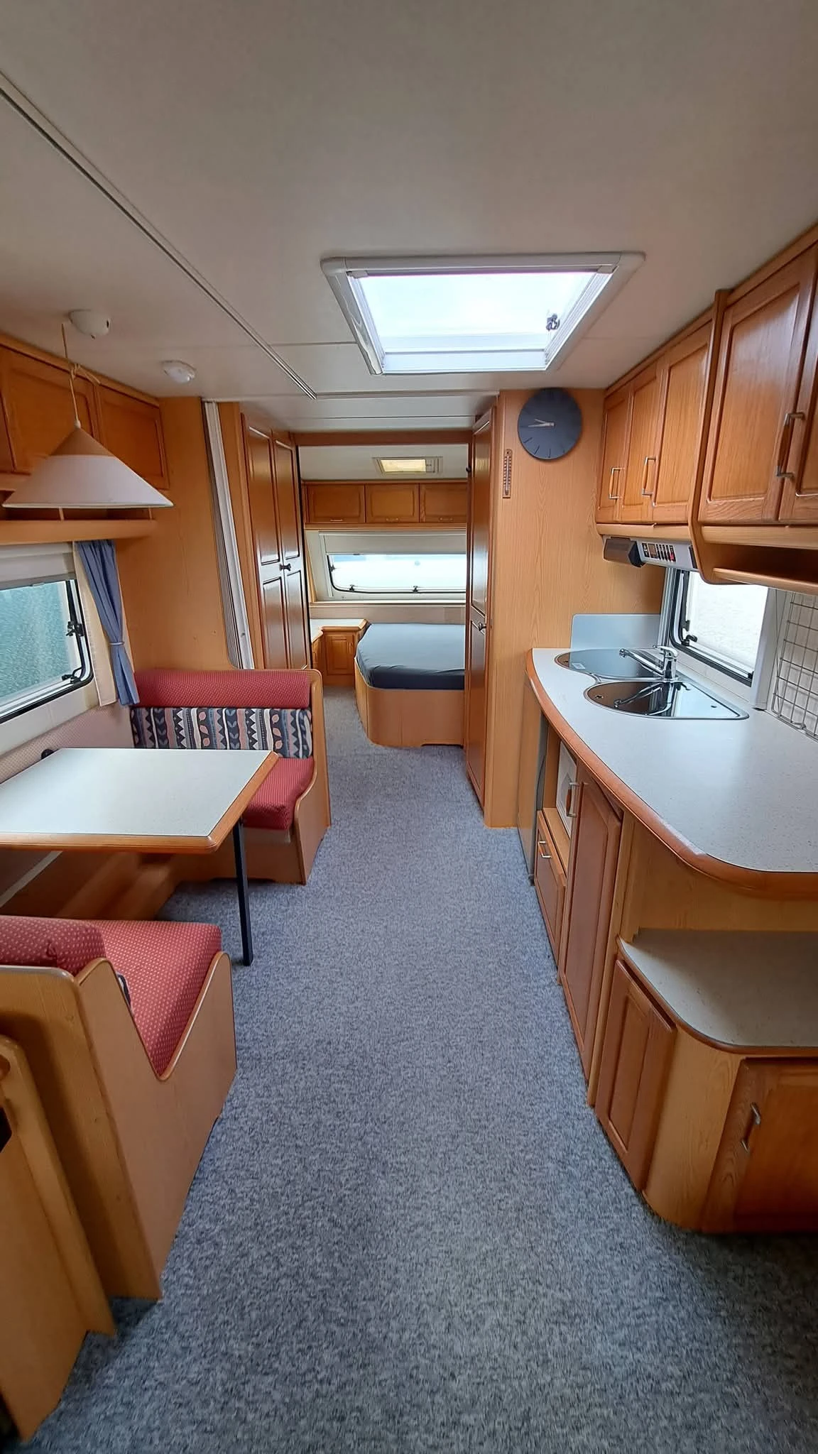 Каравана Hobby Пет местна , снимка 4 - Каравани и кемпери - 53937054