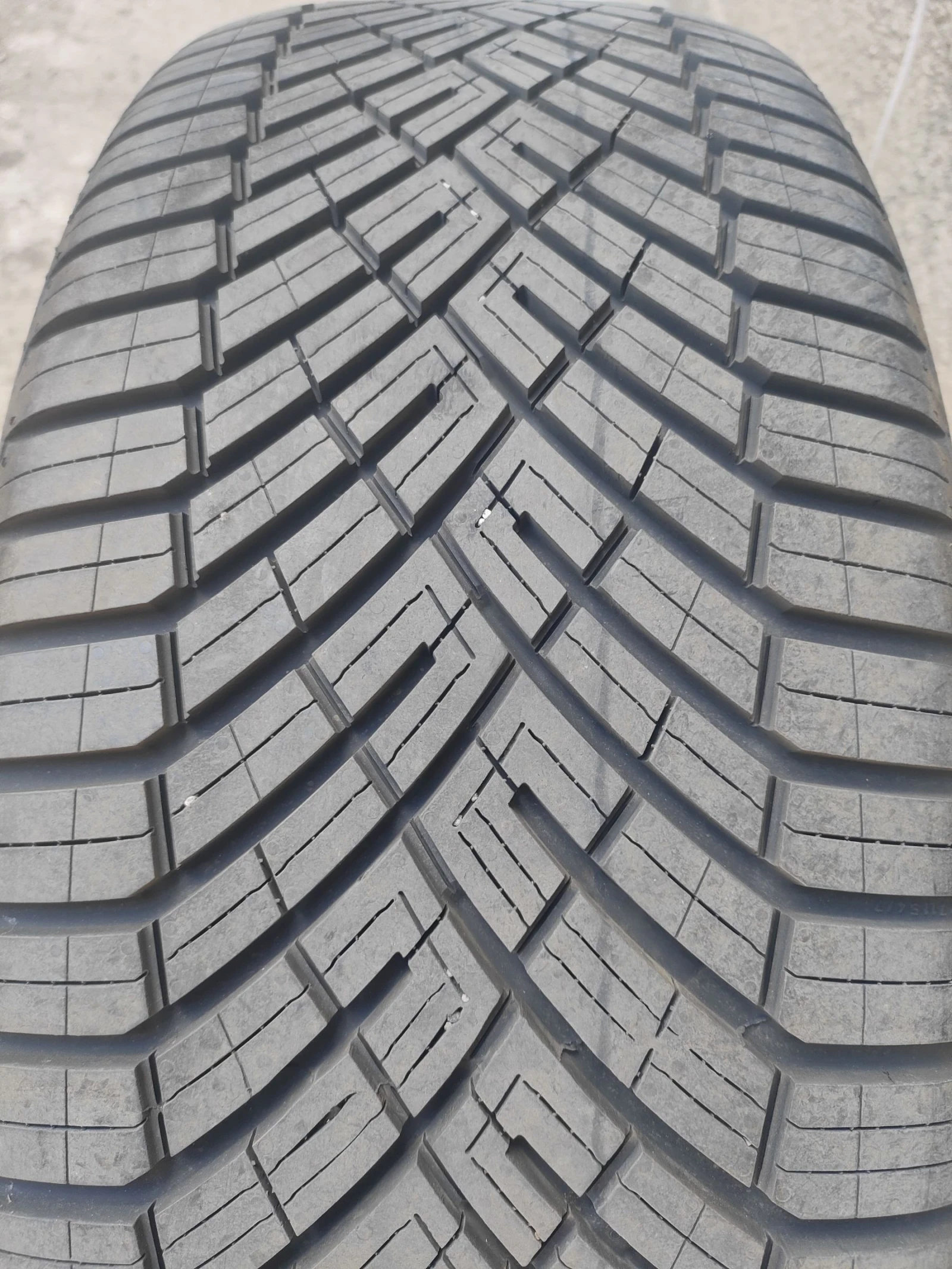 Гуми Всесезонни 235/45R20