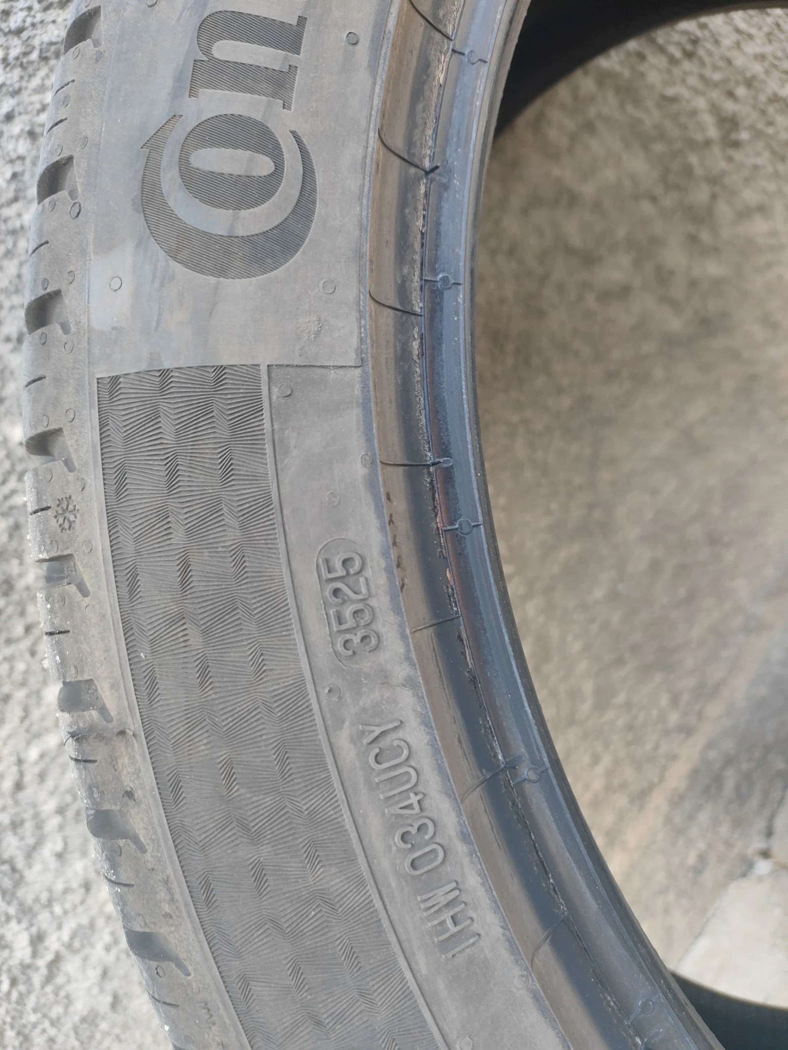 Гуми Всесезонни 235/45R20, снимка 2 - Гуми и джанти - 54427754