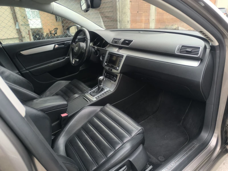 VW Passat 2.0 TDI/HIGHLINE/KEYLESS/CAMERA/PANORAMA/NAVI/FUL , снимка 10 - Автомобили и джипове - 52728666