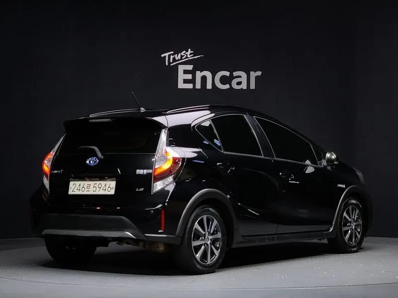 Toyota Prius C 1.5E CROSSOVER, снимка 2 - Автомобили и джипове - 55559832