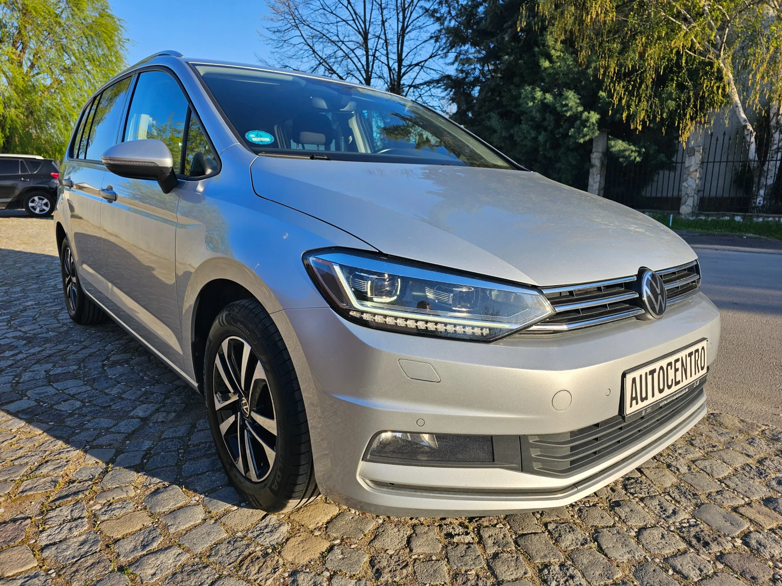 VW Touran 2.0 TDI UNITED Matrix ACC Keyless, снимка 2 - Автомобили и джипове - 54144947