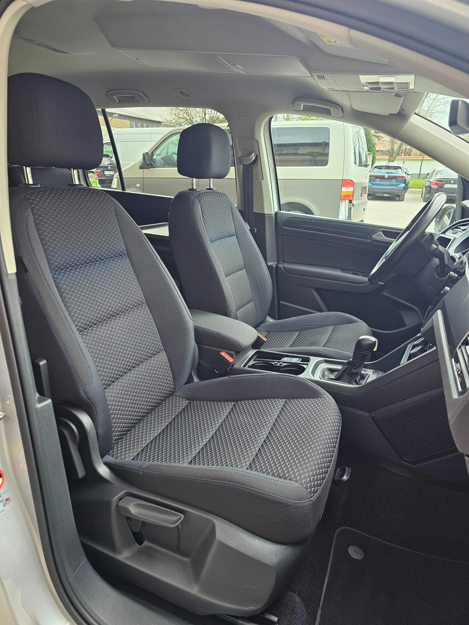 VW Touran 2.0 TDI UNITED Печка Matrix ACC Keyless, снимка 14 - Автомобили и джипове - 54144947