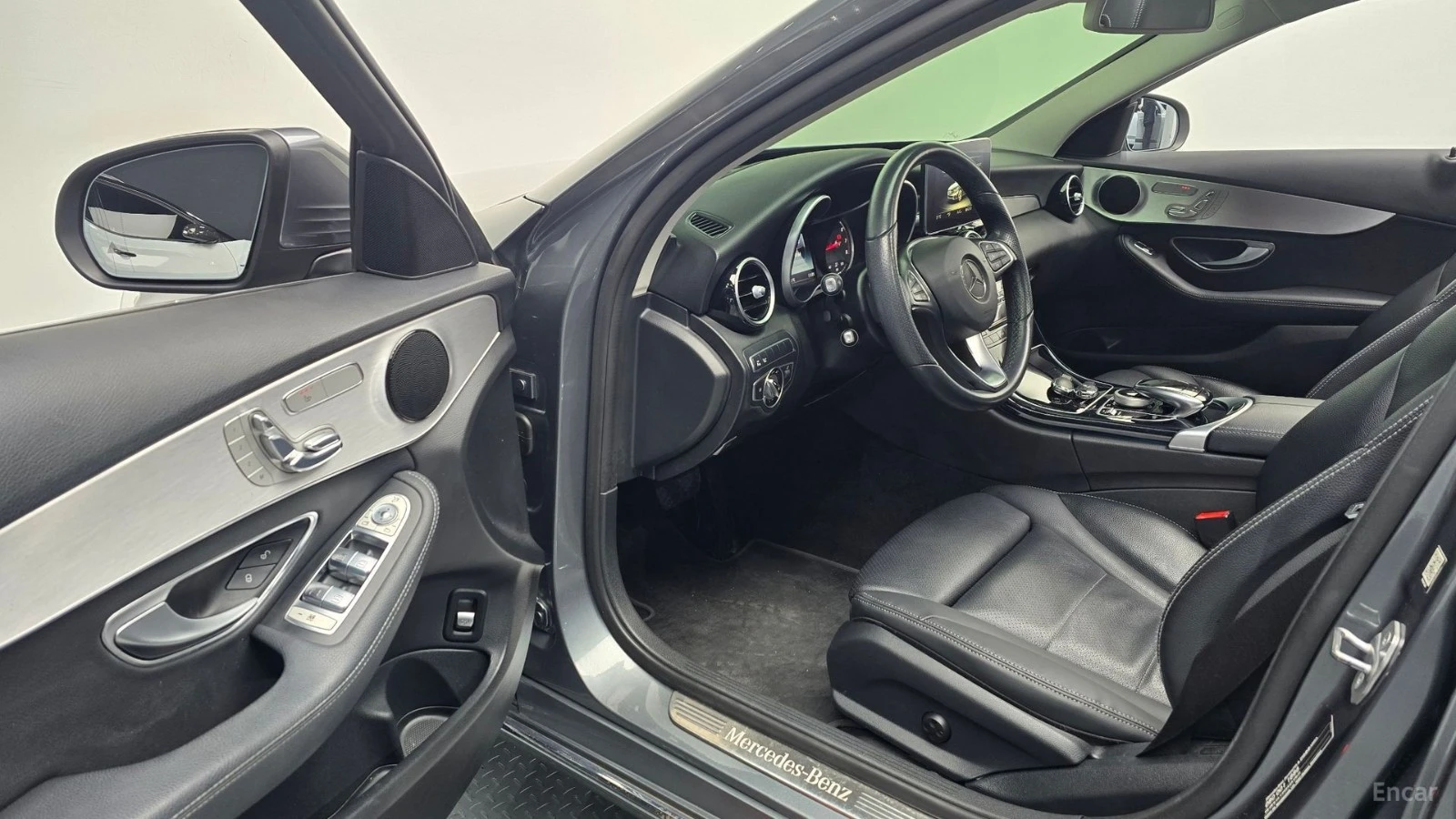 Mercedes-Benz C 200 Avangarde* HUD* КОЖА* НАВИ* ПАНО* АВТОКРЕДИТ, снимка 9 - Автомобили и джипове - 55664045