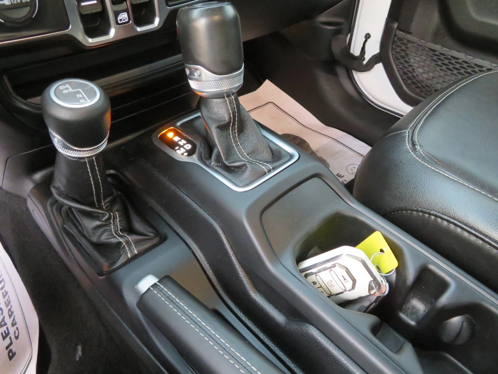 Jeep Wrangler Unlimited Sahara 4x4 - изображение 10