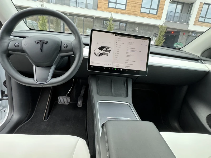 Tesla Model Y LR, ЧАСТНА ОБЯВА, БЯЛ САЛОН, БЕЗ ТАКСИ ПРЕХВЪРЛЯНЕ, снимка 13 - Автомобили и джипове - 46380671