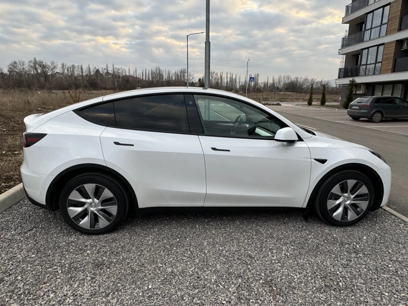 Tesla Model Y LR, ЧАСТНА ОБЯВА, БЯЛ САЛОН, БЕЗ ТАКСИ ПРЕХВЪРЛЯНЕ, снимка 6 - Автомобили и джипове - 46380671