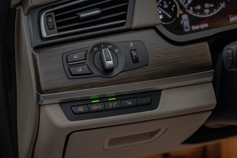 BMW 750 Distronic/HuD/Soft Close/Lane Assist/Обдухване/Кам, снимка 6 - Автомобили и джипове - 52159921