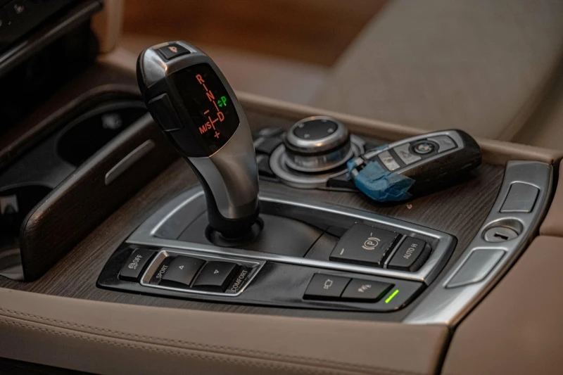 BMW 750 Distronic/HuD/Soft Close/Lane Assist/Обдухване/Кам, снимка 10 - Автомобили и джипове - 52159921