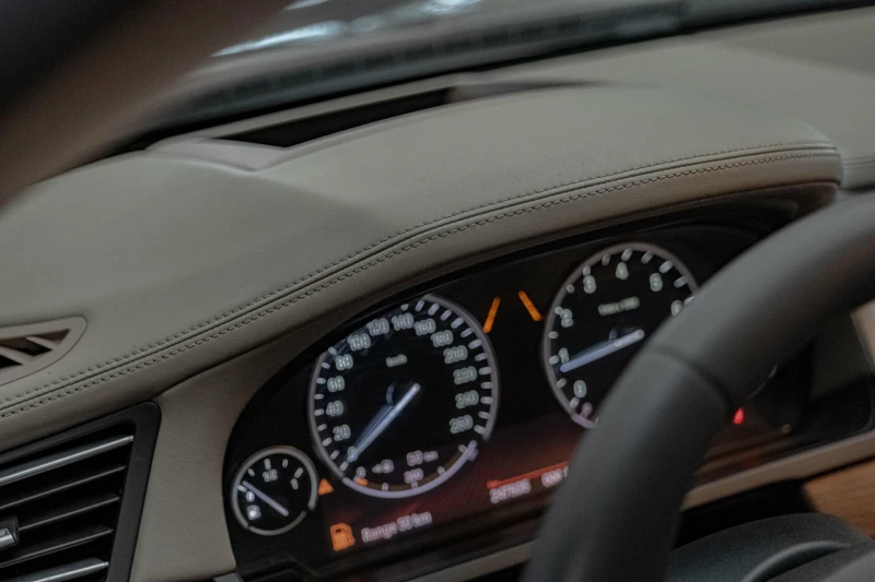 BMW 750 Distronic/HuD/Soft Close/Lane Assist/Обдухване/Кам, снимка 11 - Автомобили и джипове - 52159921