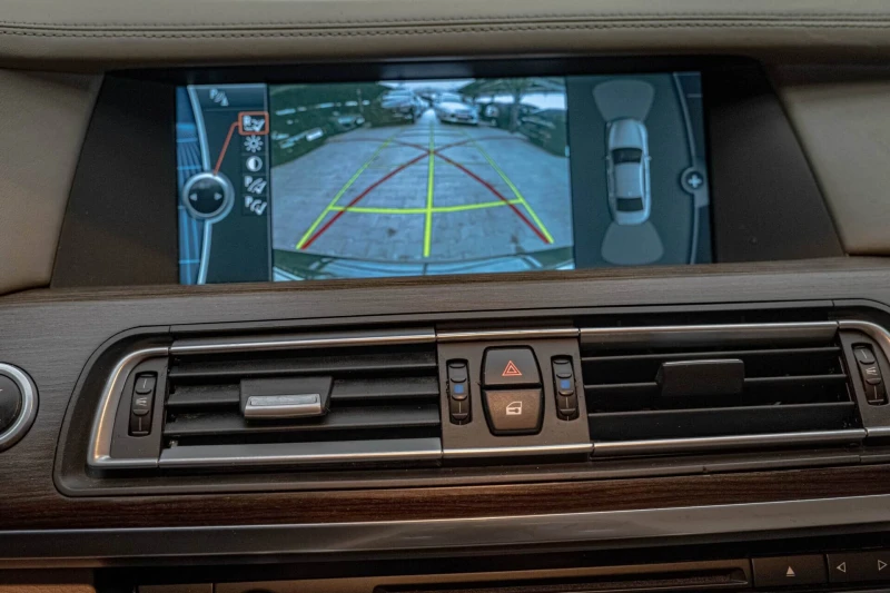 BMW 750 Distronic/HuD/Soft Close/Lane Assist/Обдухване/Кам, снимка 13 - Автомобили и джипове - 52159921