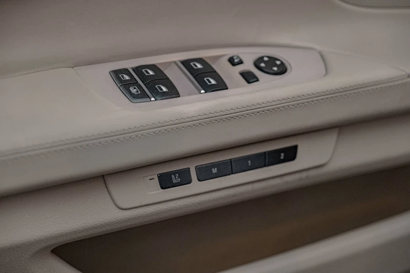BMW 750 Distronic/HuD/Soft Close/Lane Assist/Обдухване/Кам, снимка 7 - Автомобили и джипове - 52159921