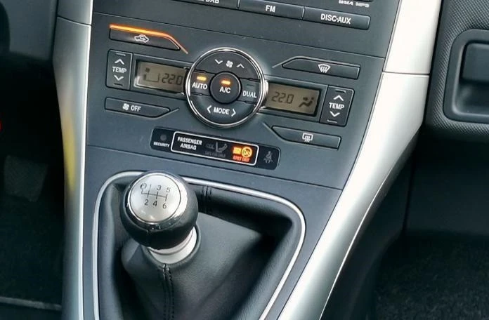 Toyota Auris * 1.6* 132PS* Multimedia* Xenon* , снимка 12 - Автомобили и джипове - 55786311
