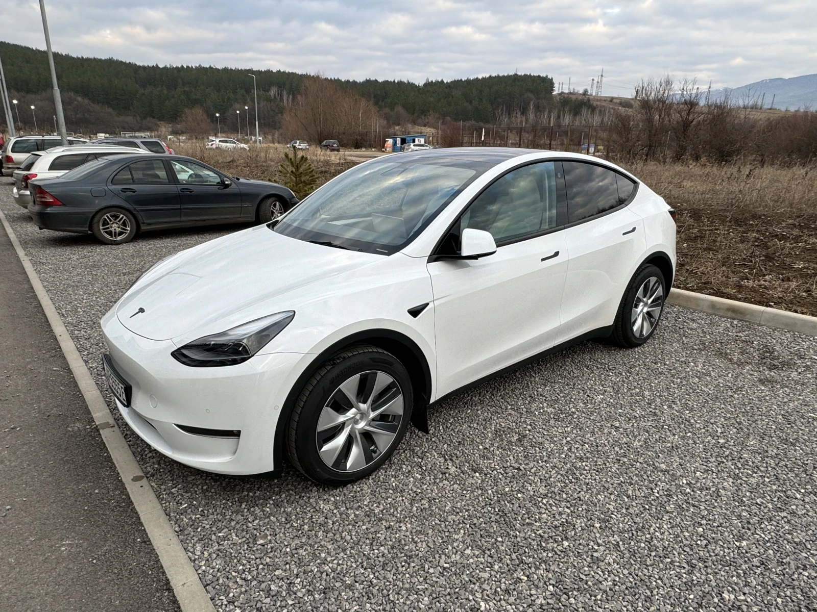 Tesla Model Y LR, ЧАСТНА ОБЯВА, БЯЛ САЛОН, БЕЗ ТАКСИ ПРЕХВЪРЛЯНЕ - изображение 3