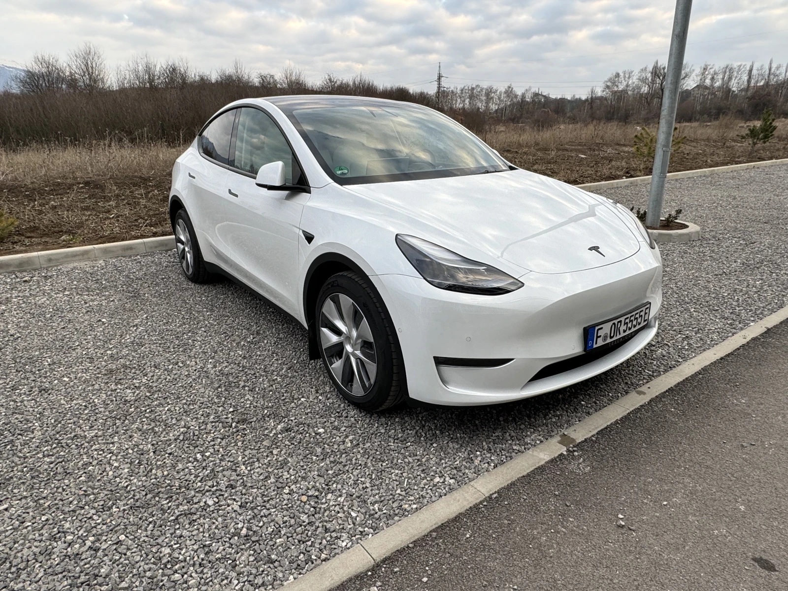 Tesla Model Y LR, ЧАСТНА ОБЯВА, БЯЛ САЛОН, БЕЗ ТАКСИ ПРЕХВЪРЛЯНЕ - изображение 2