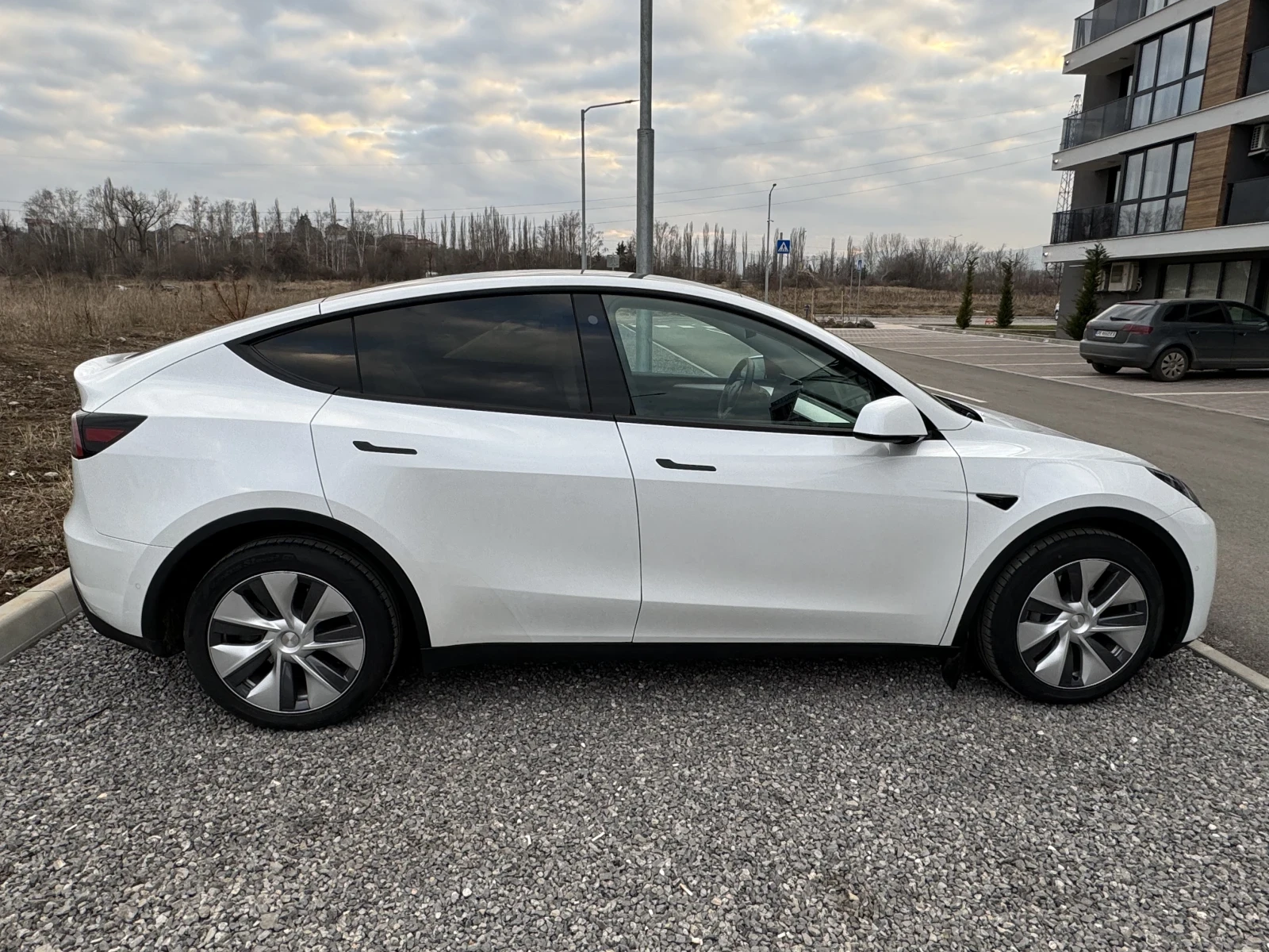 Tesla Model Y LR, ЧАСТНА ОБЯВА, БЯЛ САЛОН, БЕЗ ТАКСИ ПРЕХВЪРЛЯНЕ - изображение 4