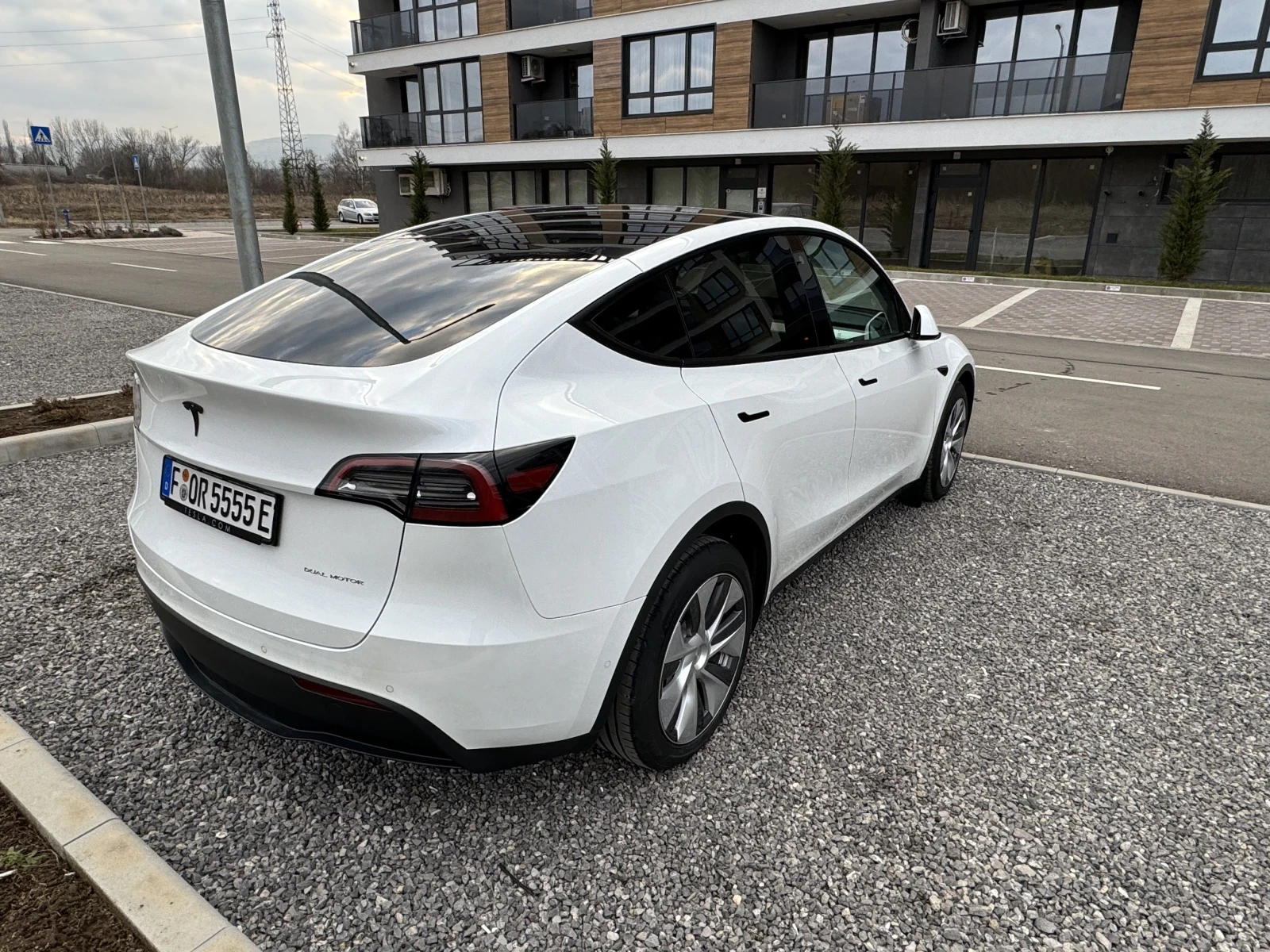 Tesla Model Y LR, ЧАСТНА ОБЯВА, БЯЛ САЛОН, БЕЗ ТАКСИ ПРЕХВЪРЛЯНЕ - изображение 8