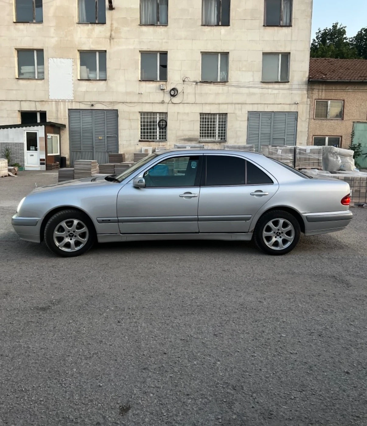 Mercedes-Benz E 220  - изображение 2