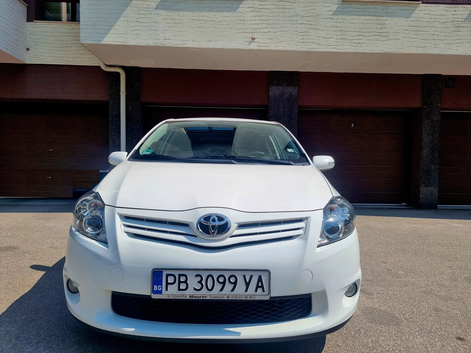 Toyota Auris * 1.6* 132PS* Multimedia* Xenon* , снимка 2 - Автомобили и джипове - 55786311