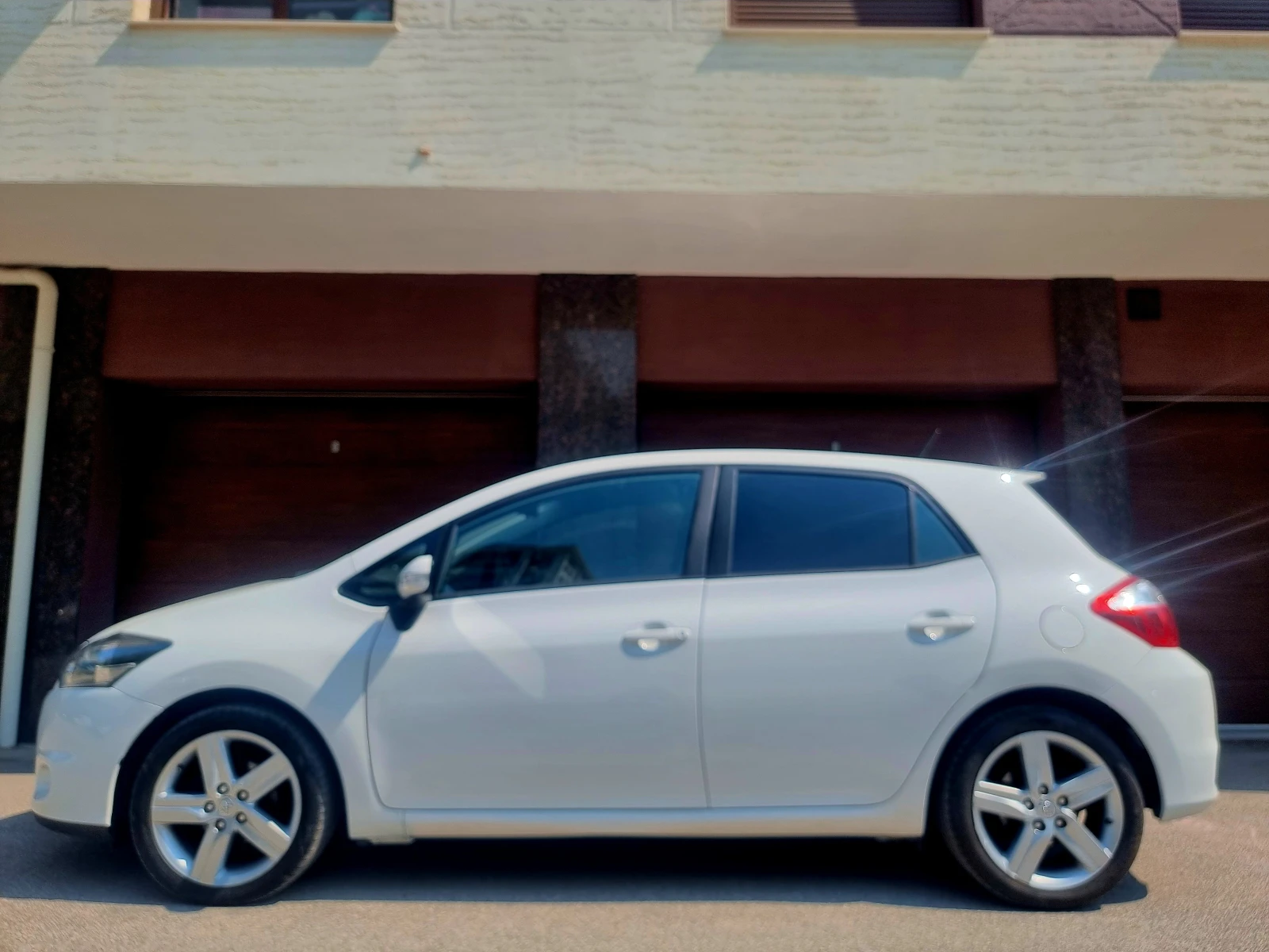 Toyota Auris * 1.6* 132PS* Multimedia* Xenon* , снимка 4 - Автомобили и джипове - 55786311