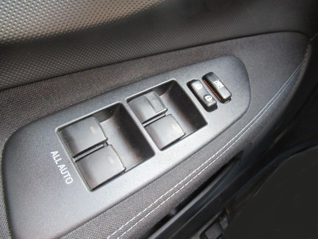 Toyota Auris * 1.6* 132PS* Multimedia* Xenon* , снимка 13 - Автомобили и джипове - 55786311