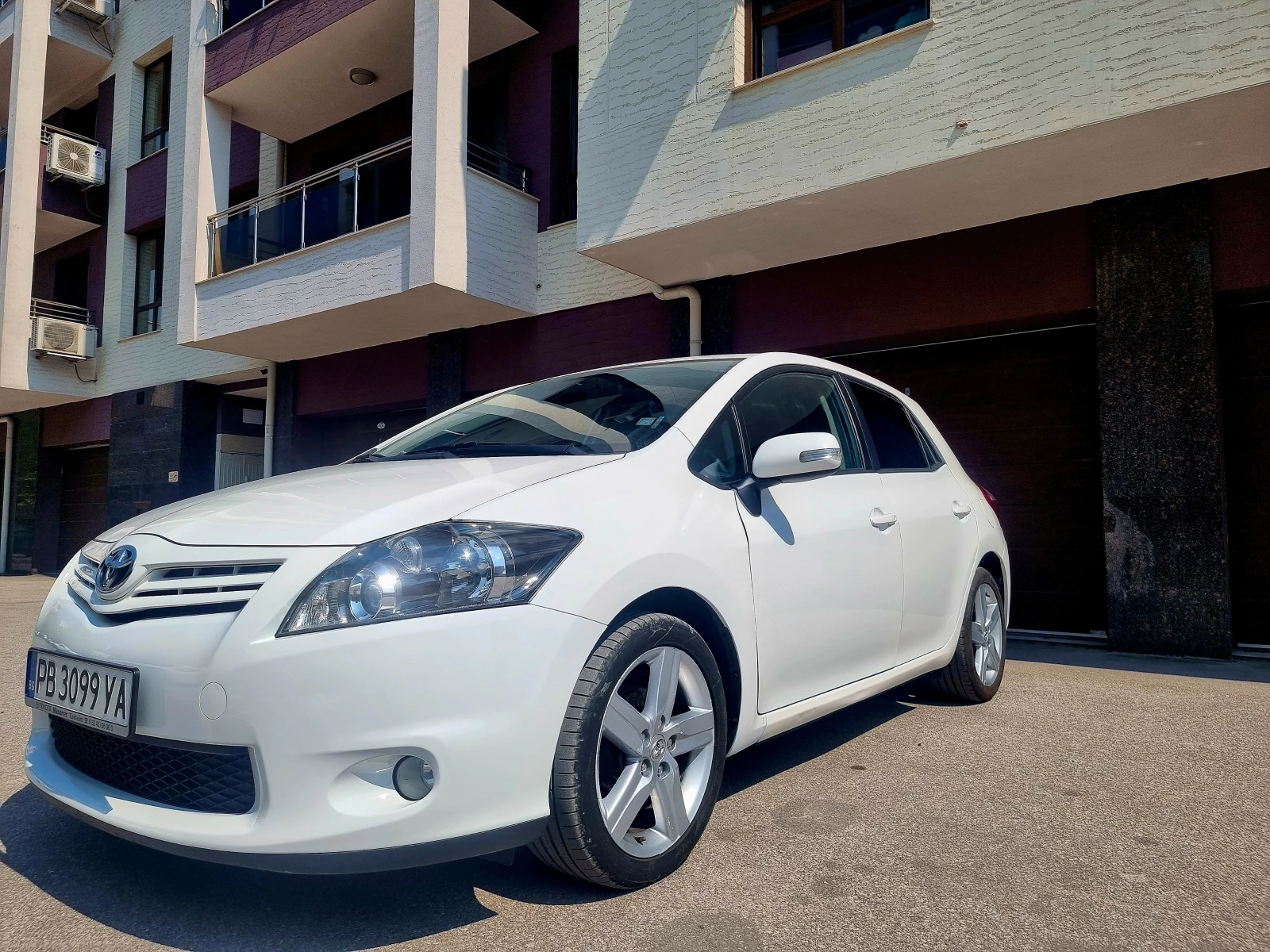 Toyota Auris * 1.6* 132PS* Multimedia* Xenon* , снимка 3 - Автомобили и джипове - 55786311