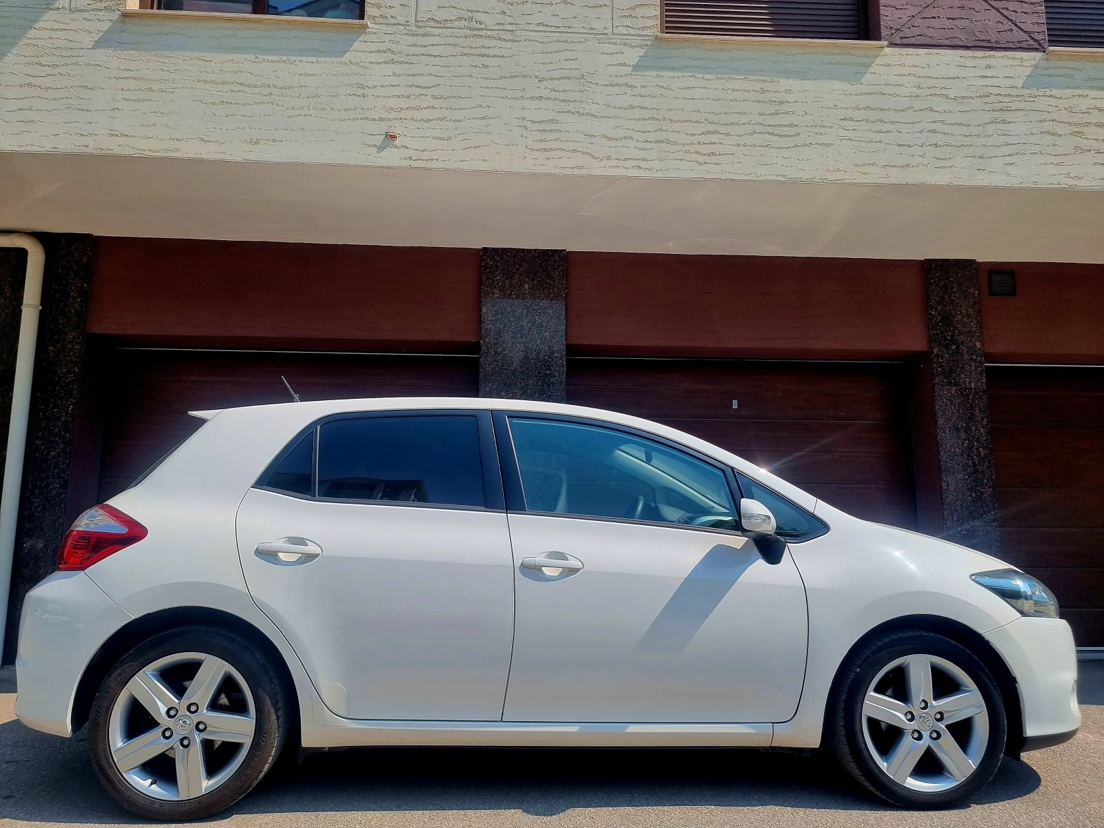 Toyota Auris * 1.6* 132PS* Multimedia* Xenon* , снимка 5 - Автомобили и джипове - 55786311