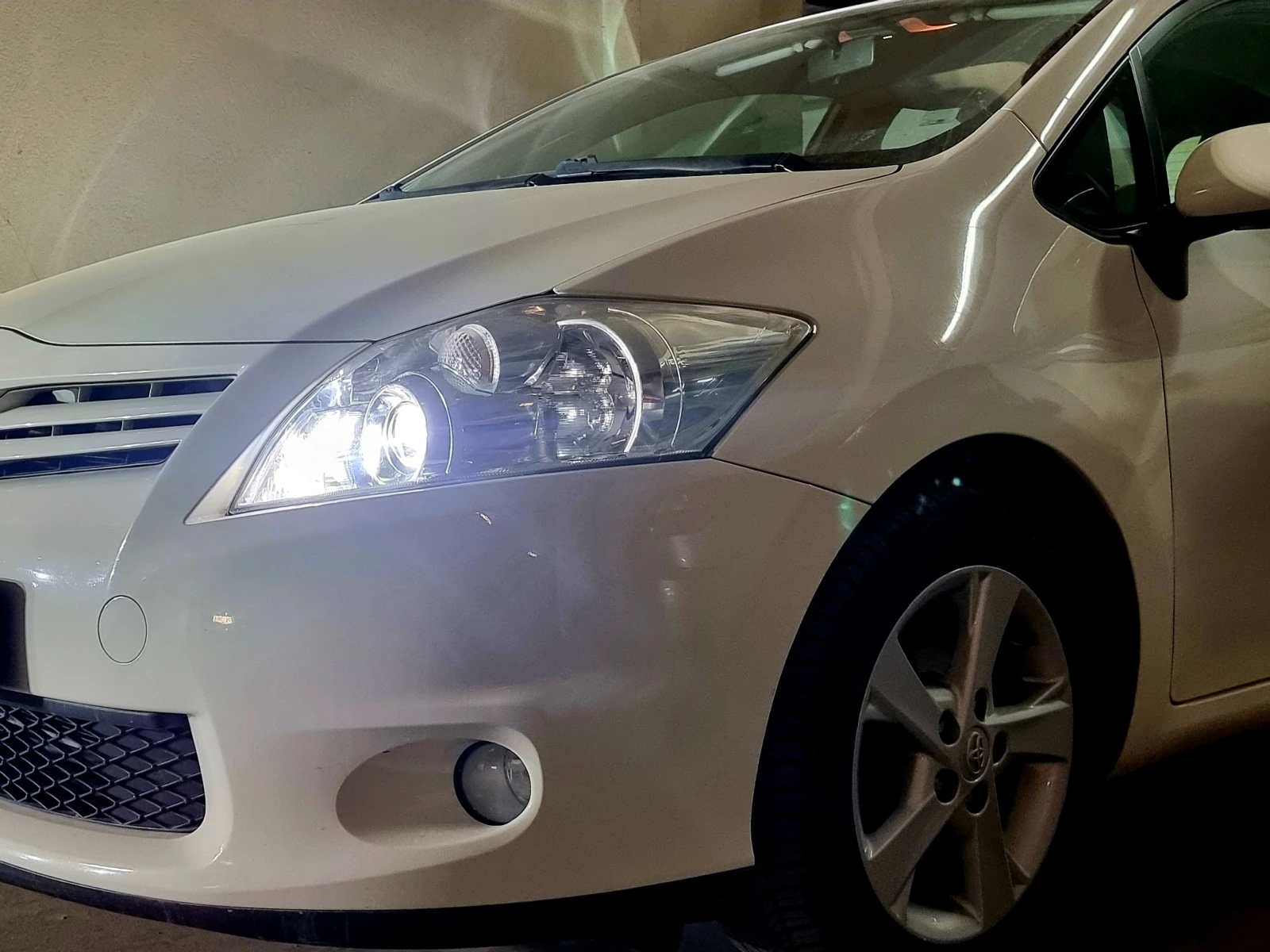 Toyota Auris * 1.6* 132PS* Multimedia* Xenon* , снимка 10 - Автомобили и джипове - 55786311