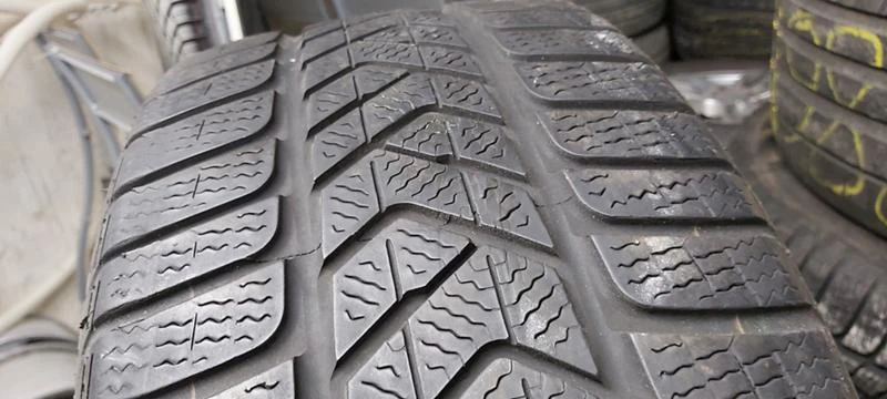 Гуми Зимни 245/40R18, снимка 3 - Гуми и джанти - 32557625