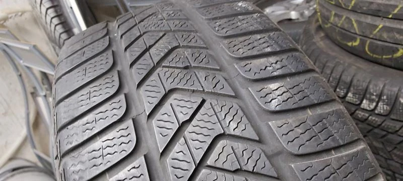 Гуми Зимни 245/40R18, снимка 2 - Гуми и джанти - 32557625