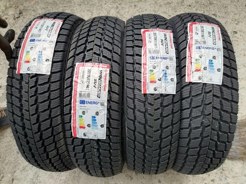 Гуми Зимни 205/70R15, снимка 1 - Гуми и джанти - 34239695