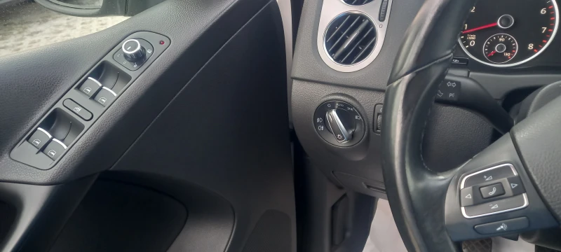 VW Tiguan 4Х4 ИЗКЛЮЧИТЕЛЕН СЕРВИЗ КНИЖКА ОБСЛУЖЕН УНИКАТ НОВ, снимка 16 - Автомобили и джипове - 12169504