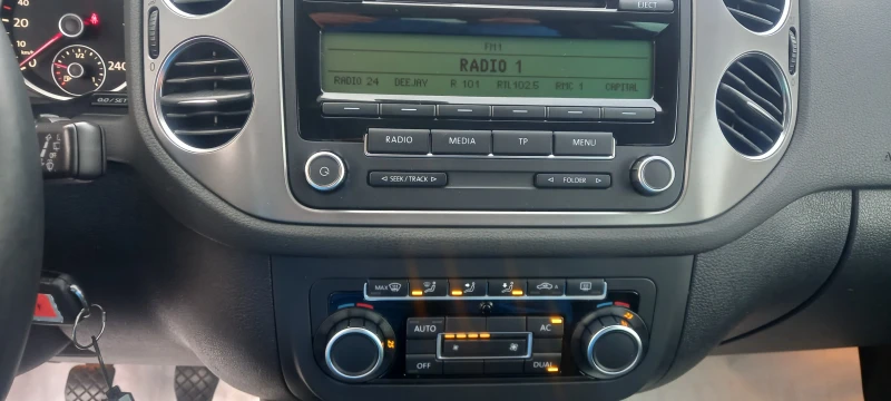 VW Tiguan 4Х4 ИЗКЛЮЧИТЕЛЕН СЕРВИЗ КНИЖКА ОБСЛУЖЕН УНИКАТ НОВ, снимка 15 - Автомобили и джипове - 12169504