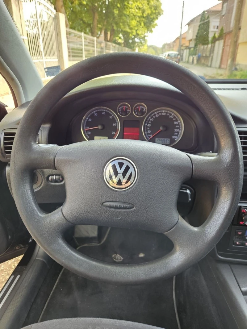 VW Passat 1.6 i, снимка 5 - Автомобили и джипове - 46788542