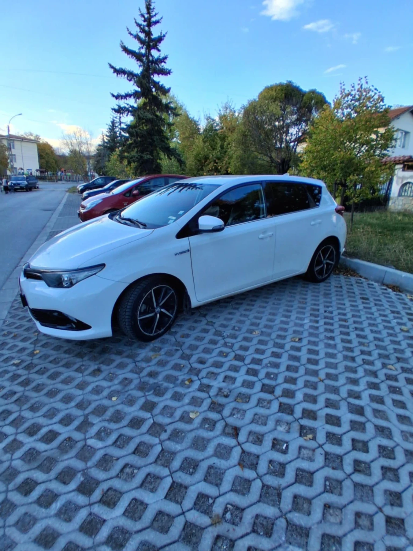 Toyota Auris Хибрид - изображение 2